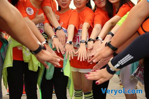 北馬跑友曬榮耀手環(huán)zero 裝備也得拼實力！(圖1)