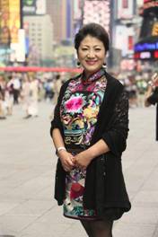 張美芳副總領(lǐng)事現(xiàn)身紐約“中華旗袍秀”展現(xiàn)中國榮耀(圖1)