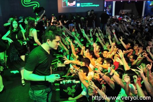 2016CJ雷蛇展臺(tái)HIGH翻啦！SG幫粉絲脫衣服！(圖2)