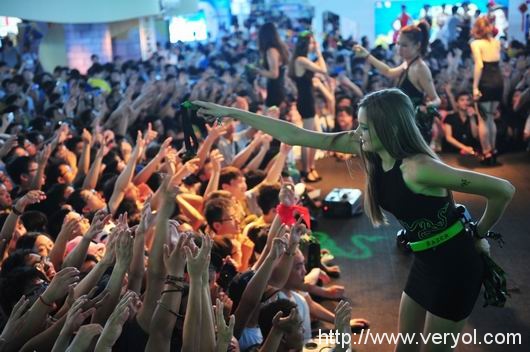 2016CJ雷蛇展臺(tái)HIGH翻啦！SG幫粉絲脫衣服！(圖3)