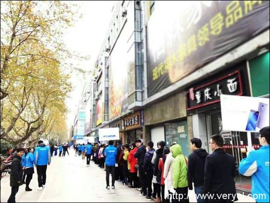 說(shuō)明: C:Love&Peace排隊(duì)照片IMG_0906.JPG