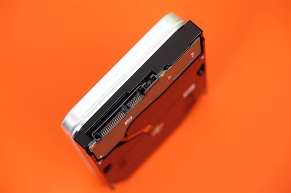 牛刀殺雞的感覺(jué)：機(jī)械硬盤(pán)第一次用上SSD U.2高速接口