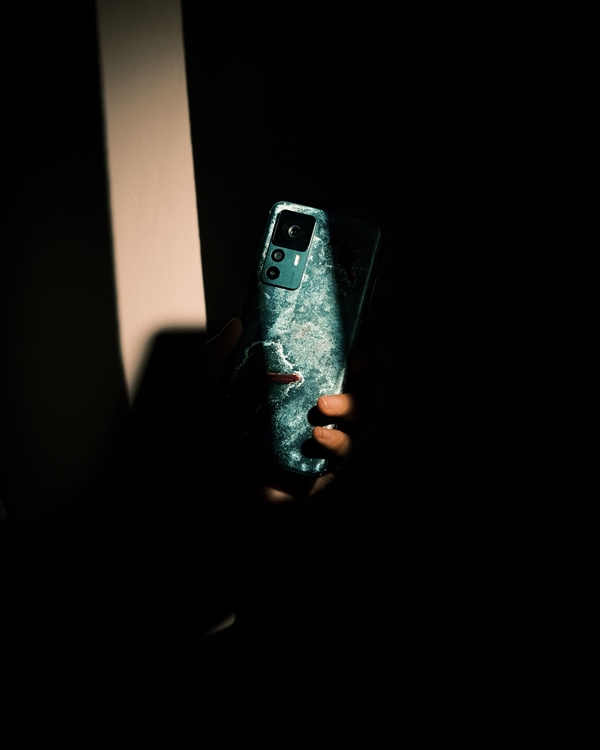 雷軍再曬小米12T Pro限定版：這是一件永恒的藝術品