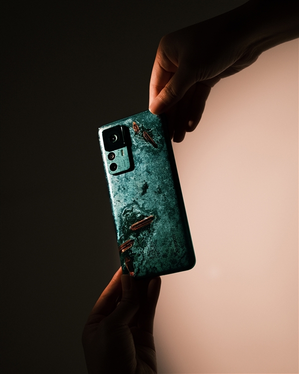 雷軍再曬小米12T Pro限定版：這是一件永恒的藝術品