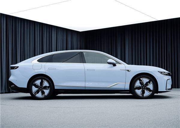 動力比肩4.0T 大V8 嵐圖首款轎車追光12月15日全球首發(fā)