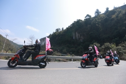 愛(ài)瑪電動(dòng)車勁霸F692翻山越嶺，山路騎行的首選(圖2)