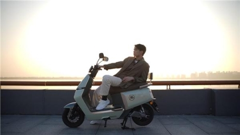 愛(ài)瑪電動(dòng)車助力《追星星的人3》暢游泉州(圖4)