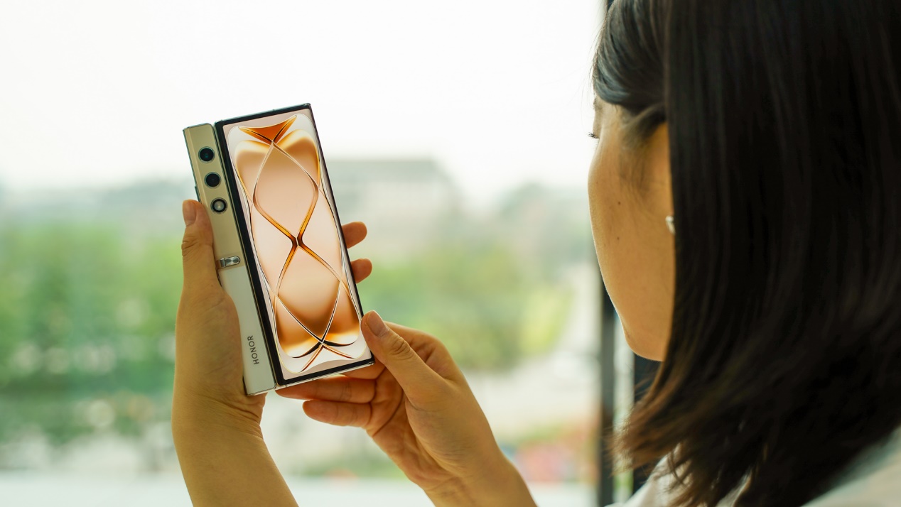 榮耀V Purse 搶鮮圖賞：行業(yè)首創(chuàng)時(shí)尚數(shù)字包包