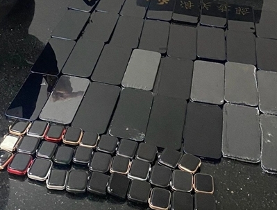 女子過海關脫衣暗藏玄機！腰纏36部iPhone、32塊Apple Watch被查