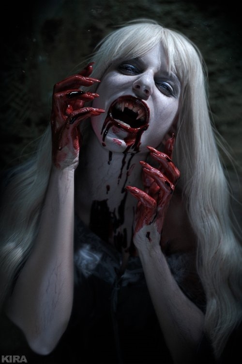 《血源詛咒》安娜莉絲COS：長(zhǎng)裙難掩絕妙身材