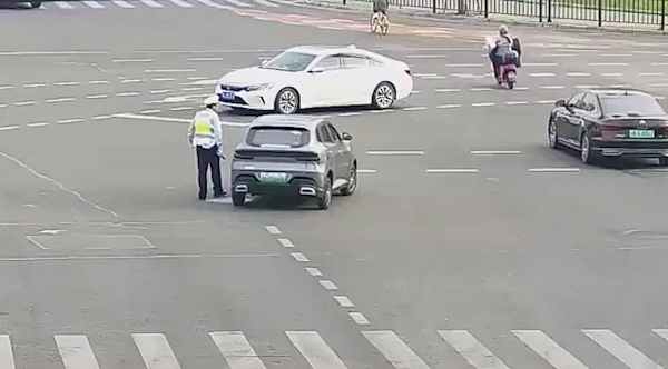 最強老頭樂現(xiàn)身 前掛“保時捷”后貼“法拉利”：車主被拘