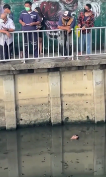 印度老哥被當(dāng)成浮尸在水里漂了5個(gè)小時(shí) 撈起來后發(fā)現(xiàn)他...