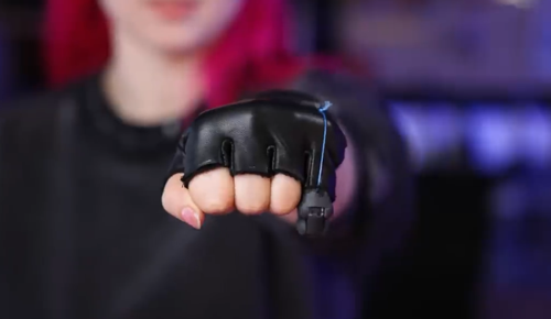 網(wǎng)紅妹子斷指后給自己換了根機械手指：太炫酷了！