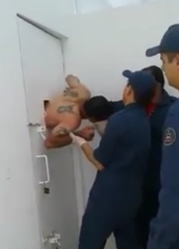 最抽象的越獄！巴西一小哥鉆洞逃跑被卡住：獄警救了三小時