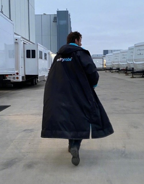 《死侍3》最新幕后照:小賤賤戰(zhàn)服亮眼 狼叔精神煥發(fā)(圖4) 《死侍3》最新幕后照:小賤賤戰(zhàn)服亮眼 狼叔精神煥發(fā)