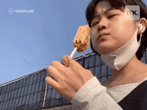 美女自拍時手機被鳥搶走！手機秒變飛機、還拍了視頻