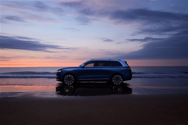 大就是好！問界旗艦SUV車型M9實車曝光：占滿整個車位