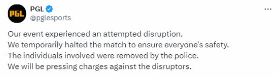 《CS2》比賽中觀眾沖上舞臺(tái)與安保人員糾纏 結(jié)果撞碎獎(jiǎng)杯