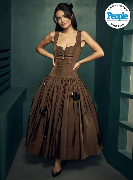 《白雪公主》雙主演寫真：拉丁公主與美麗后媽亮相