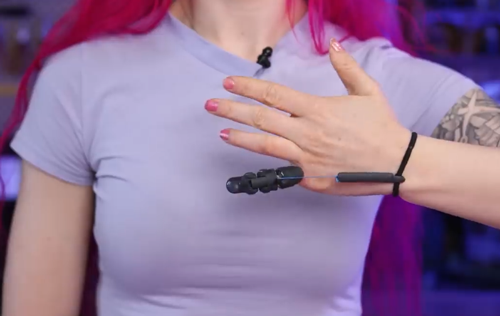 網(wǎng)紅妹子斷指后給自己換了根機械手指：太炫酷了！