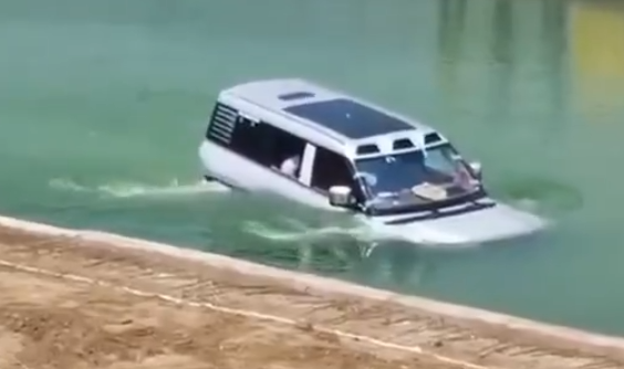 仰望U8應(yīng)急浮水測(cè)試車內(nèi)視角曝光：水面卷起多個(gè)小漩渦