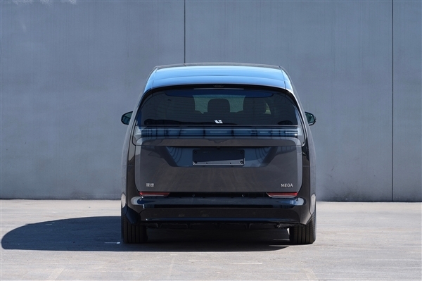 車長超5米也能一把過！理想MEGA路試視頻曝光：窄路掉頭十分靈巧