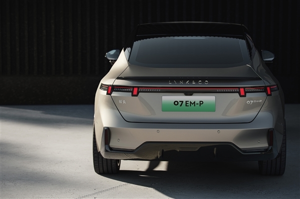 絕對(duì)原創(chuàng)設(shè)計(jì) 領(lǐng)克插電混動(dòng)中型轎車07 EM-P上市：16.98萬(wàn)起