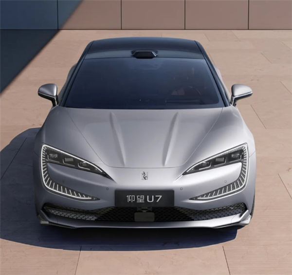 配135度電池 仰望U7實(shí)車曝光：正面剛特斯拉Model S、保時(shí)捷Taycan
