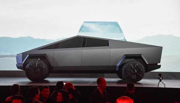 抽雪茄，喝烈酒！馬斯克最新采訪整活兒：還拿復合弓暴測皮卡