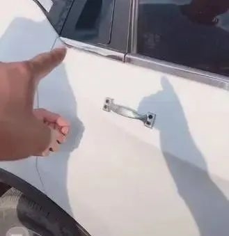 撞車了車門打不開 今天我想再罵罵隱藏式門把手