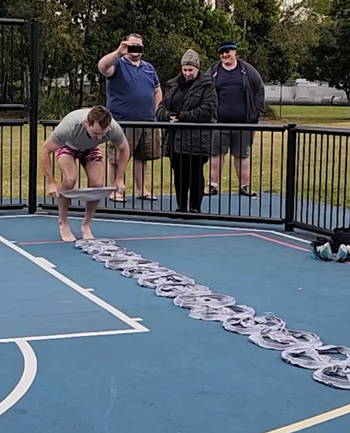 世界上穿褲衩最快的男人出現(xiàn)了：10條內褲瞬間穿完！