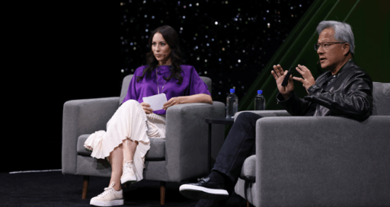 黃仁勛談機(jī)器人及AI未來:需要三臺(tái)計(jì)算機(jī)(圖1) 黃仁勛談機(jī)器人及AI未來:需要三臺(tái)計(jì)算機(jī)