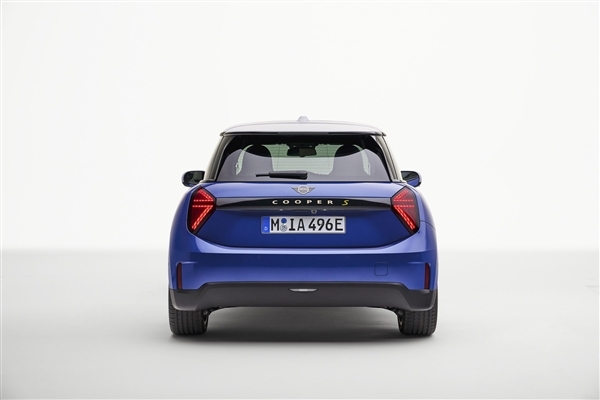 長(zhǎng)城寶馬首款合作車型！“MINI電動(dòng)版”亮相街頭：明年有望上市