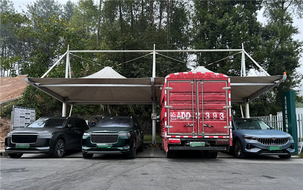 增程車車主更精打細(xì)算？高速充電站一景：四輛車三輛都是理想