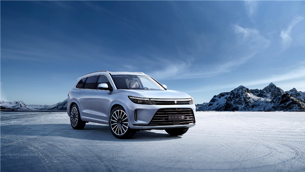 華為問界降價3萬元引全網熱議 汽車博主點評：一箭三雕