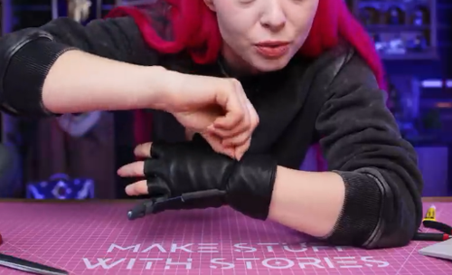 網(wǎng)紅妹子斷指后給自己換了根機械手指：太炫酷了！