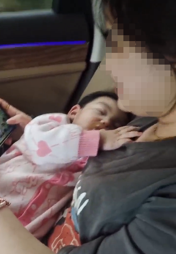 一問界M7高速智駕行駛：一車人都在玩手機(jī)、包括司機(jī)