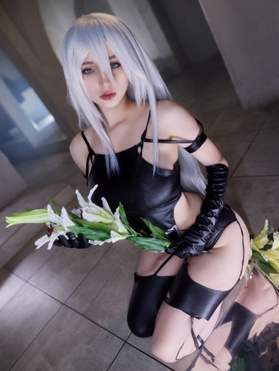 俄妹COS《尼爾》A2大姐姐：肉感美人純欲風(fēng)盡顯