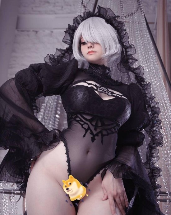 歐洲小姐姐COS甘雨、2B：長相甜美 身材火辣！