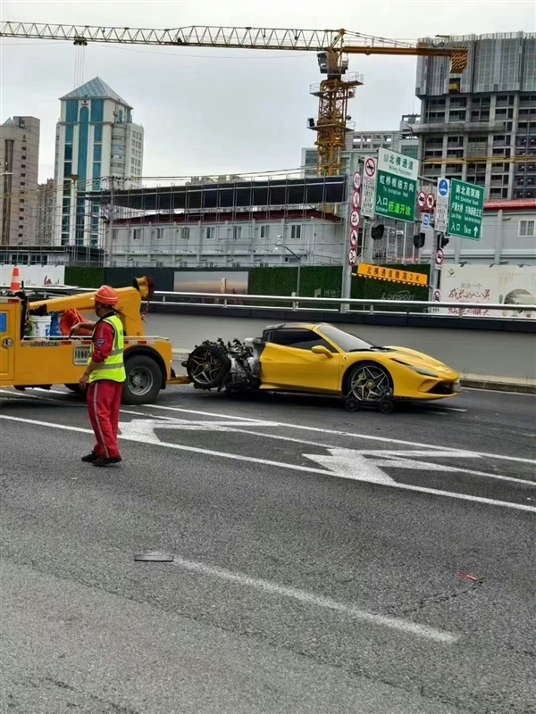 車主稱代駕全程一檔開車致500多萬(wàn)法拉利被燒毀：高德回應(yīng)