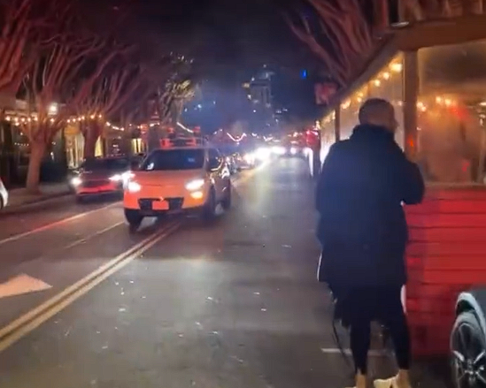 通用無人駕駛車十字路口犯迷糊：進(jìn)退不得、狂打雙閃