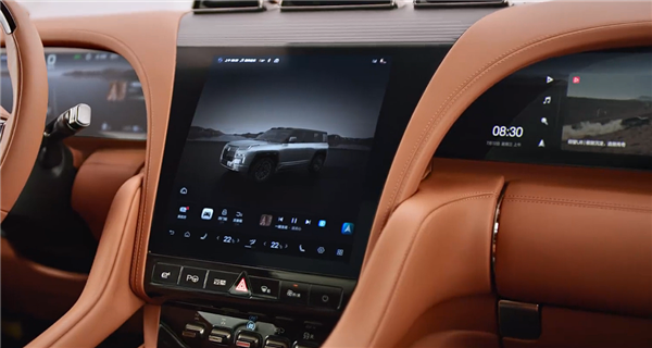 比亞迪百萬(wàn)越野車的魅力！余承東車展體驗(yàn)仰望U8：滿臉認(rèn)真