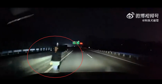 博主曬華為問(wèn)界智駕救人視頻：夜晚高速突遇“鬼探頭”立刻躲避