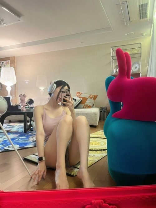 《星刃》超模女主演員新照：比基尼穿出反差感