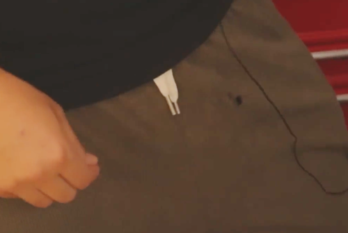 小伙用激光網(wǎng)殺蚊子：有生化危機(jī)的感覺(jué)了！