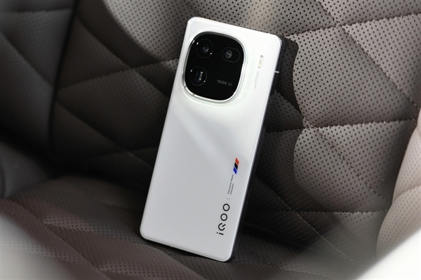 iQOO 12龍年特別版發(fā)布：12+512GB售價3999元 明天開售