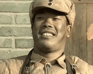 小米SU7車主《亮劍》出門表情火了：扮演者已去世六年