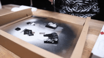 網(wǎng)紅妹子斷指后給自己換了根機械手指：太炫酷了！