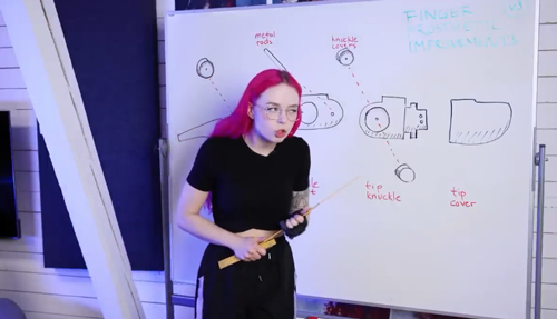 網(wǎng)紅妹子斷指后給自己換了根機械手指：太炫酷了！