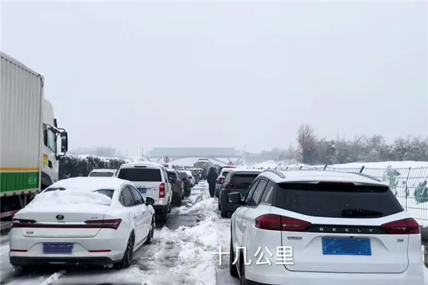 雪天滯留高速：油車(chē)VS電車(chē)誰(shuí)更“保鮮”(圖1)